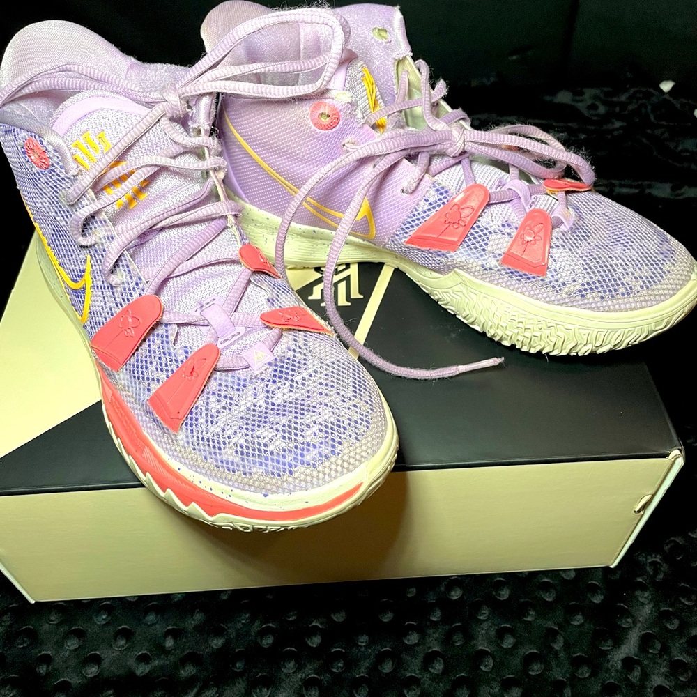 Nike Kyrie 7 Daughter style Size 7M/8.5W